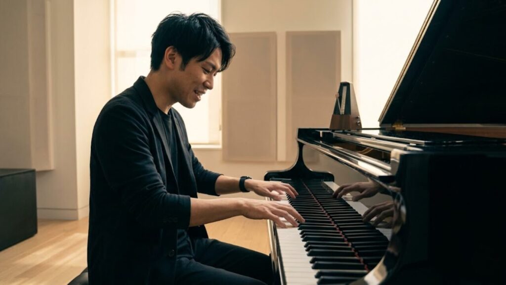 自宅で「ルパン三世のテーマ」を練習する日本人男性。メトロノームを使い、裏拍のリズムを正確に刻む、かっこいいビート感のある演奏