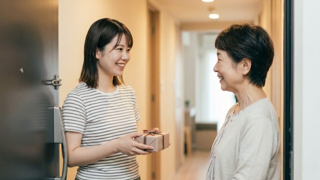 自宅マンションの隣の住人に、電子ドラムの練習について事前に挨拶をする日本人の若い女性ドラマー。笑顔で会話を交わし、相互理解と配慮を深める様子。